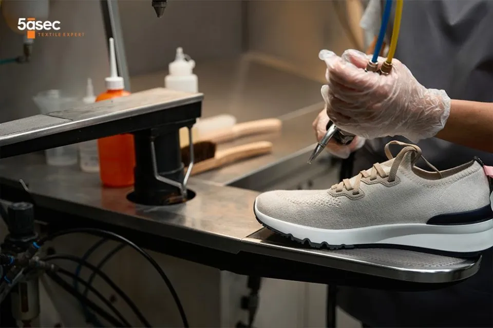 cleaning sneaker