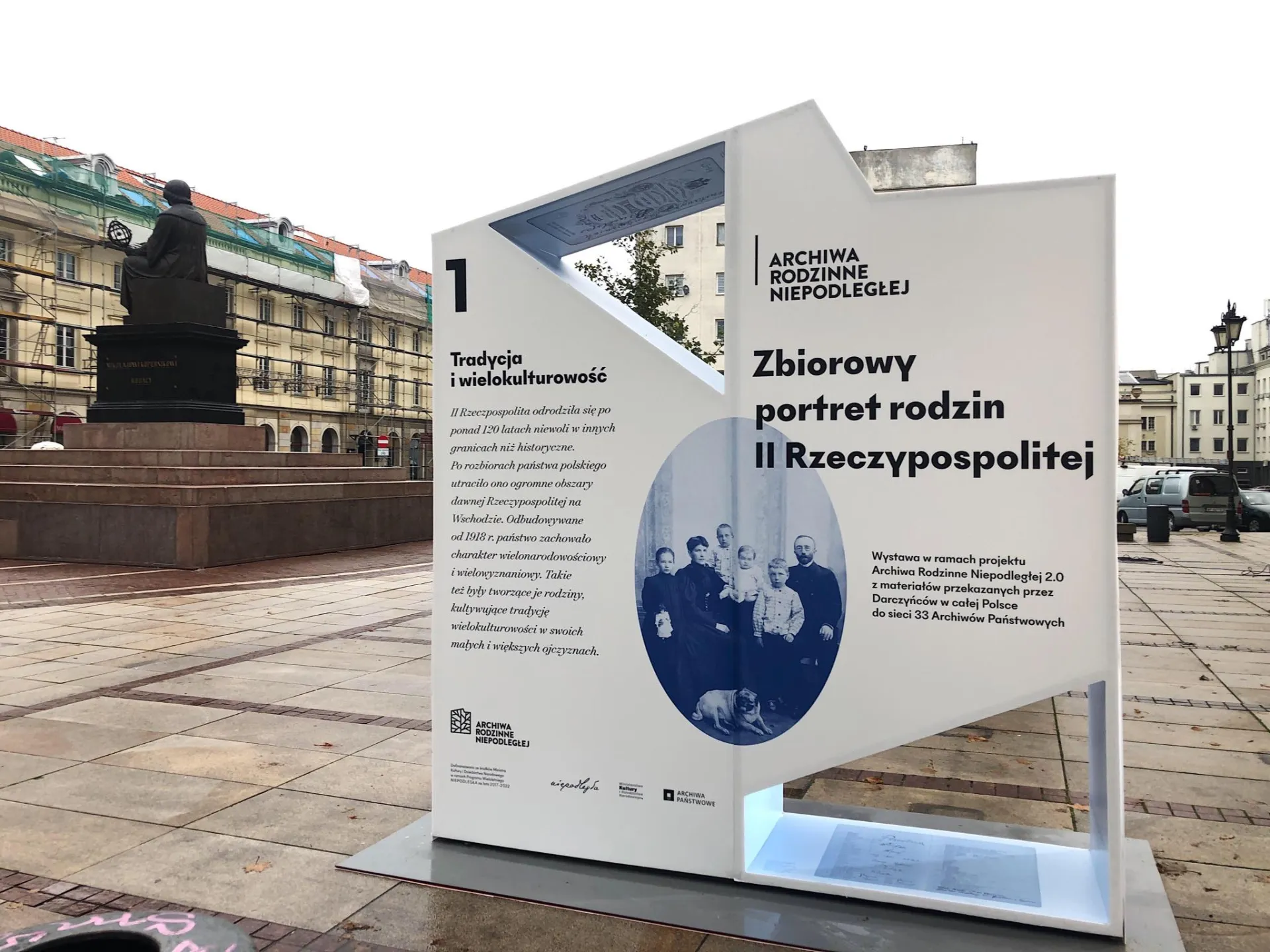 Plansza tytułowa wystawy z jej tytułem.