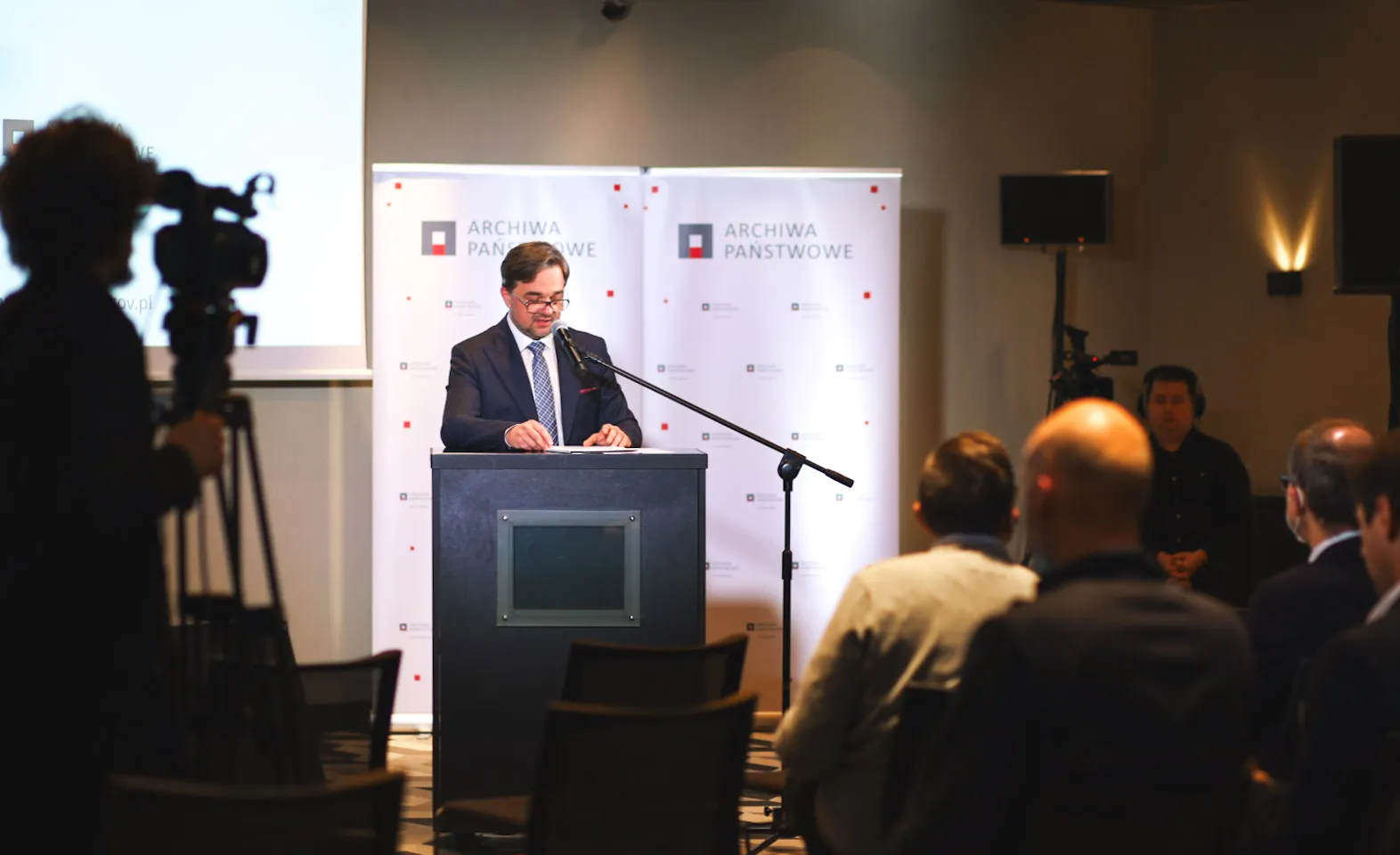 Dyrektor Pietrzyk przemawia.