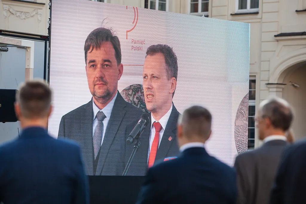 Dyrektor Paweł Pietrzyk i dyrektor Rafał Wiśniewski na telebimie.