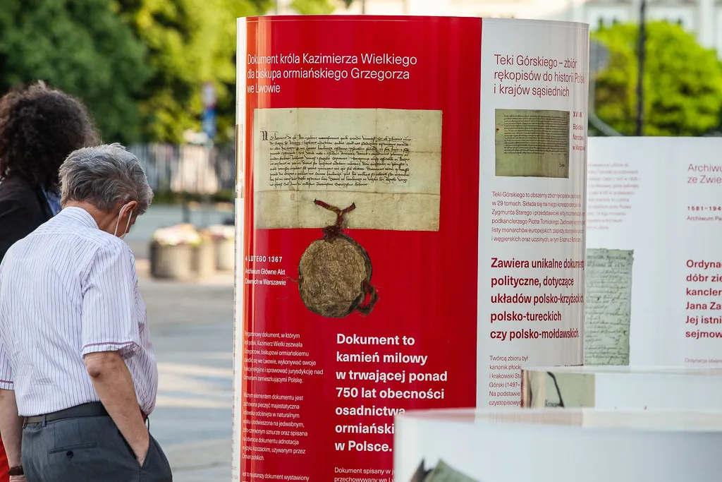 Goście oglądają wystawę.
