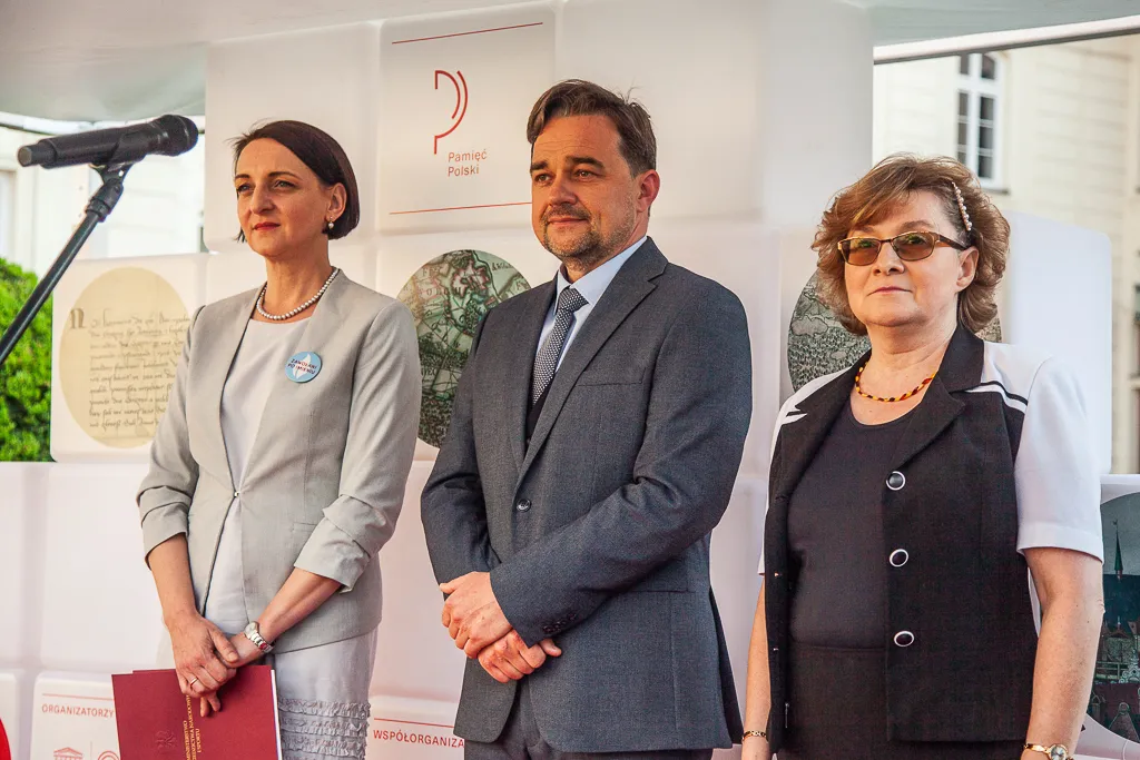Minister Magdalena Gawin, dyrektor Paweł Pietrzyk, Anna Krochmal stoją na scenie.