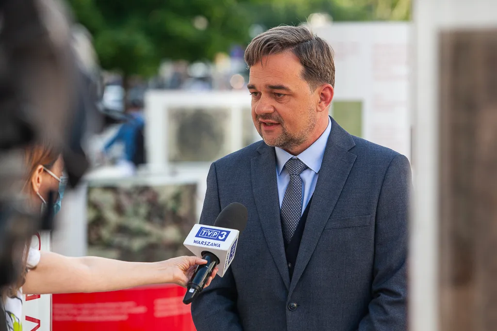 Paweł Pietrzyk udziela wywiadu mediom.