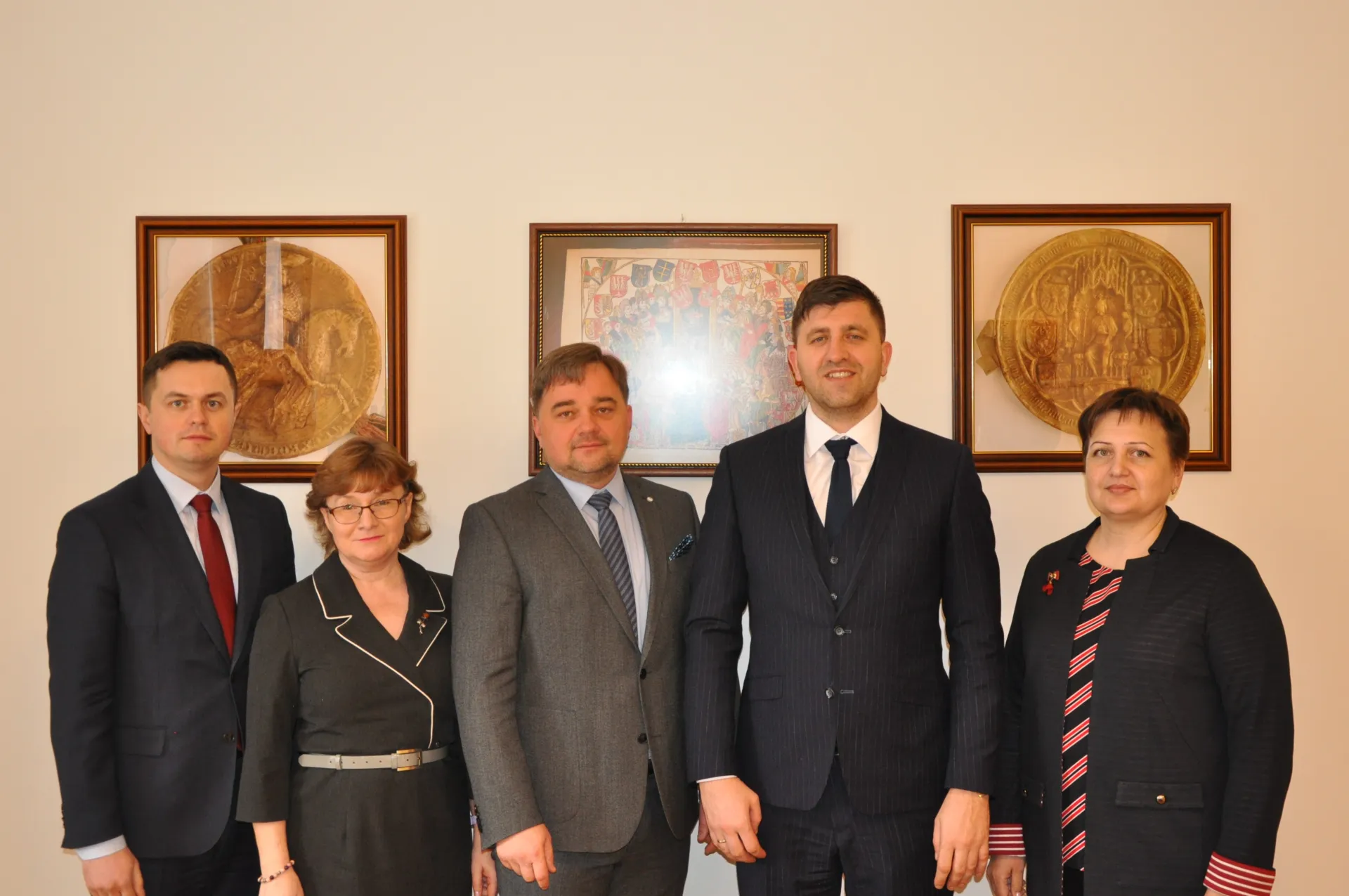 Zdjęcie grupowe przedstawicieli archiwów polskich i ukraińskich.