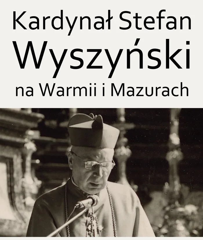 Kardynał Stefan Wyszyński przemawia do mikrofonu.