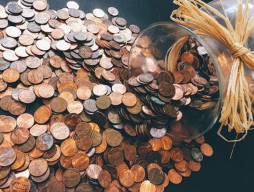 Un pot rempli de pièces de monnaie et d'une paille, utilisé comme prestation compensatoire.