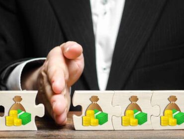 Un homme en costume tient une pièce de puzzle avec une pension alimentaire dessus.