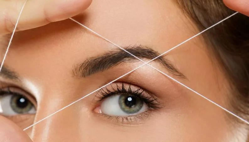 épilation au fil des sourcils