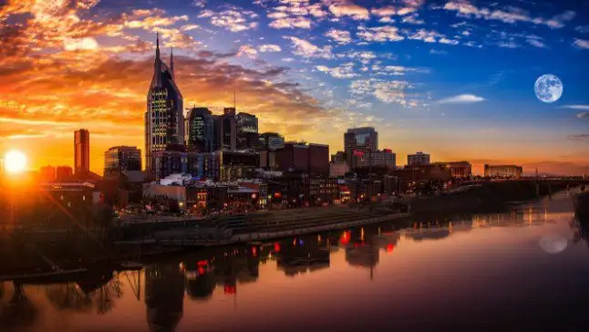 https-www.123rf.com-photo_135906170_nashville-skyline-in-the-evening-nashville-usa-june-15-2019.html