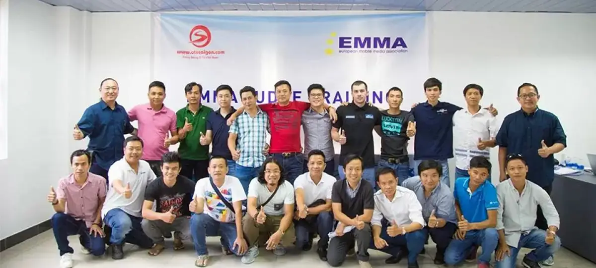 Gambar Depan Award EMMA Trainer
