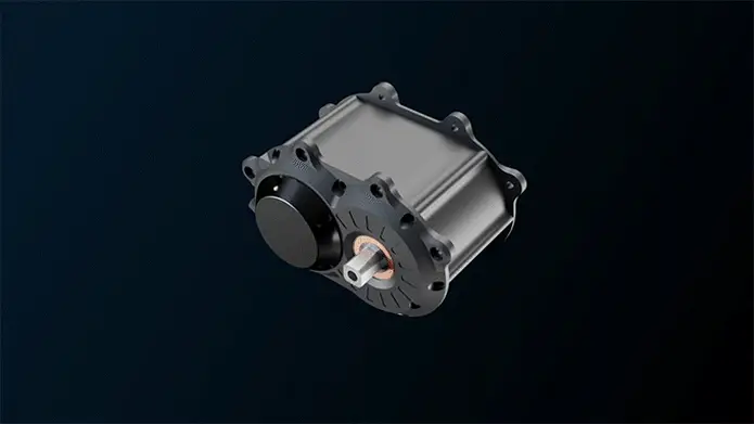 El elegante Kosmos Nova7, un dispositivo mecánico negro, cuenta con un componente cilíndrico y orificios de montaje estratégicamente ubicados. Este diseño innovador, ubicado sobre un fondo oscuro, irradia sofisticación y precisión.