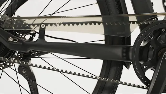 Vista de cerca del sistema de transmisión de una bicicleta, que muestra la innovadora transmisión por correa Kosmos Nova7 y parte de la rueda trasera.