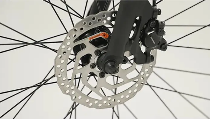 Primer plano de un freno de disco de bicicleta con radios negros, que muestra el rotor y la pinza metálicos, similar a la ingeniería de precisión que se ve en el Kosmos Nova7.