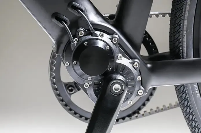 Primer plano del juego de bielas y el plato de una bicicleta, resaltando el elegante diseño negro del modelo Kosmos Nova7.