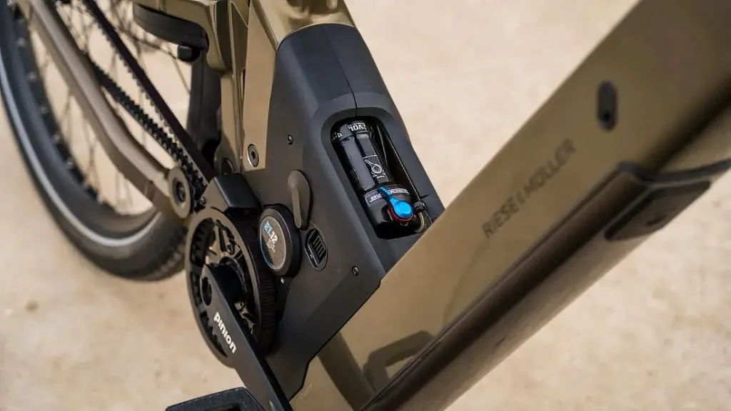 Primer plano del panel de control en un cuadro de bicicleta eléctrica moderna, que muestra tecnología de vanguardia con sus elegantes botones y una pantalla vibrante.