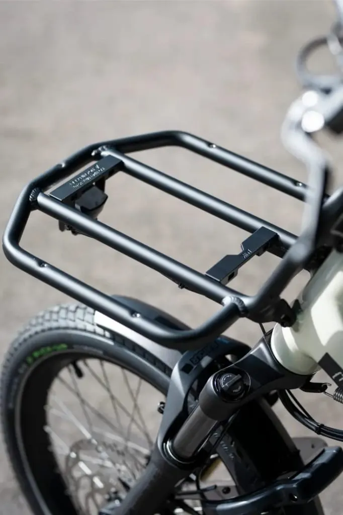 Primer plano de un portaequipaje delantero negro montado en la bicicleta Moustache Lundi 20 Cargo.