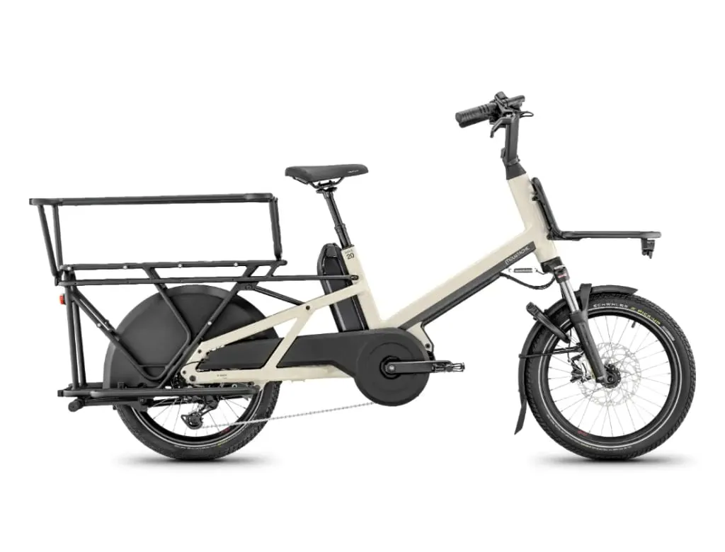 Una bicicleta eléctrica Moustache Lundi 20 Cargo blanca con un portabultos trasero y delantero resistentes, vista de lado.