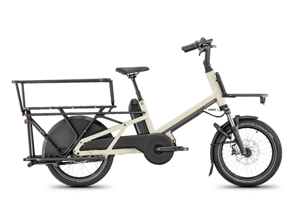 La bicicleta de carga eléctrica Moustache Lundi 20 Cargo cuenta con un portaequipaje trasero resistente y un cuadro de acceso bajo, que se muestra de lado sobre un fondo blanco.