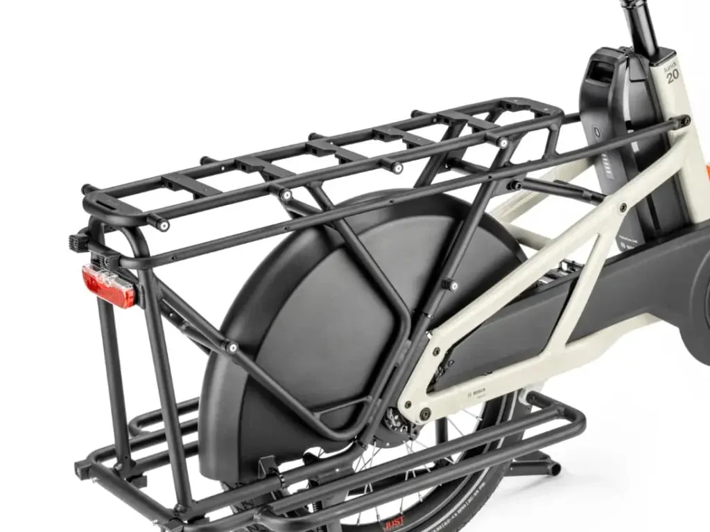 Primer plano del portaequipaje trasero y la cubierta de la rueda de una bicicleta eléctrica Moustache Lundi 20 Cargo con un cuadro resistente.