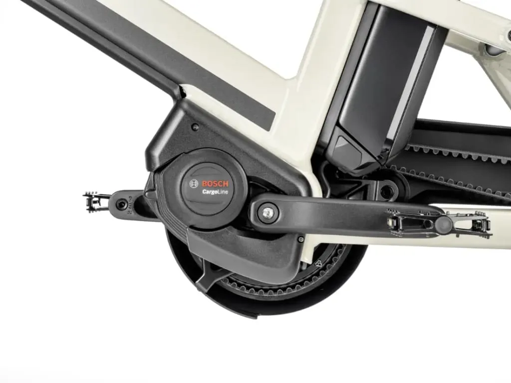 Primer plano de un sistema de pedales y motor de bicicleta eléctrica Bosch Cargo Line en un cuadro de bicicleta Moustache Lundi 20 Cargo blanco.