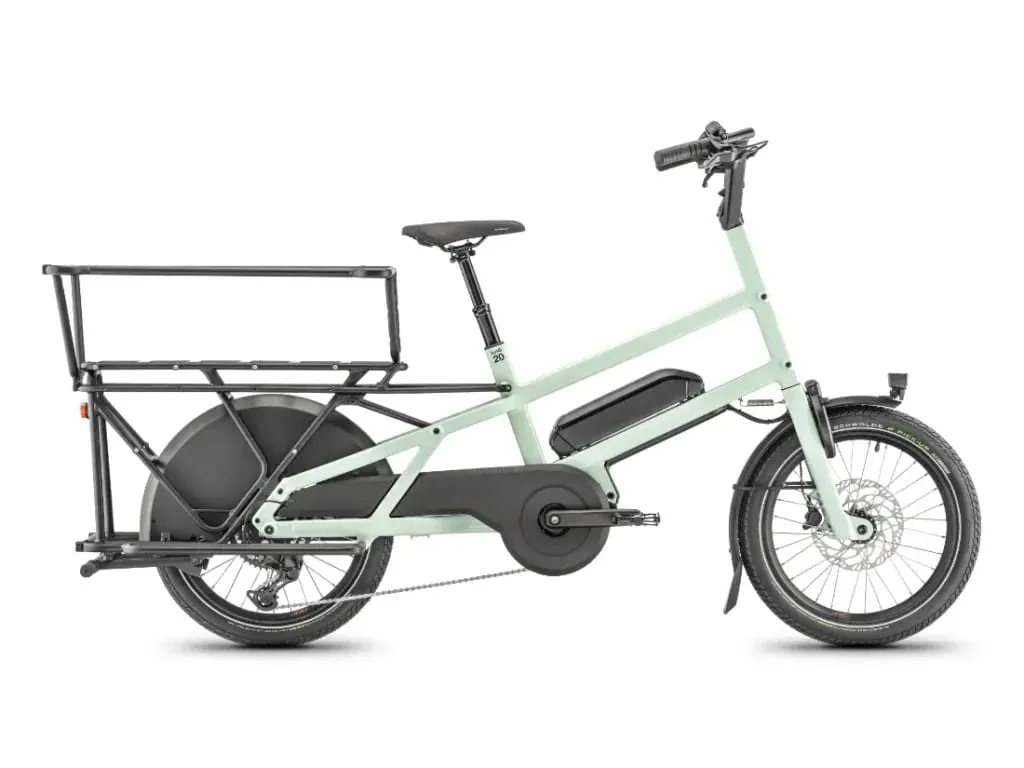 Bicicleta eléctrica Moustache Lundi 20 Cargo verde claro con un portaequipaje trasero resistente y batería en el cuadro central, mostrada de perfil sobre un fondo blanco.