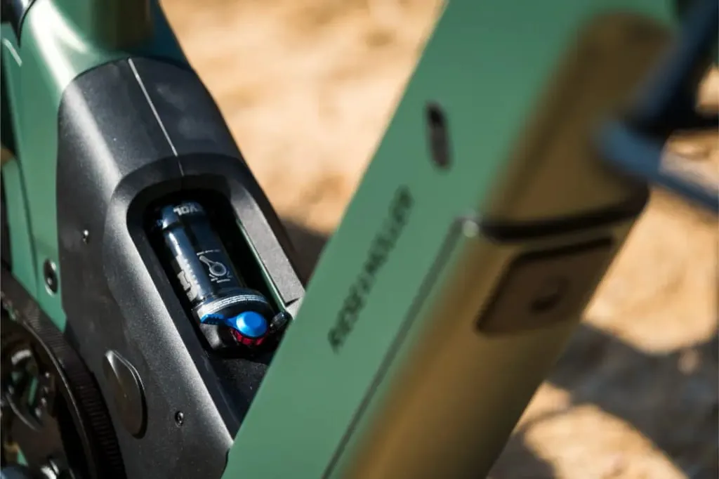 Un primer plano del cuadro de una bicicleta eléctrica Riese & Müller Superdelite5 GT muestra el compartimento de batería integrado y la batería, perfecta para combinar con un buje Rohloff.