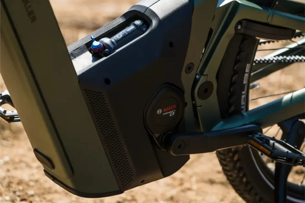 Primer plano de un sistema de motor y batería de bicicleta eléctrica Riese & Müller Superdelite5 GT rohloff con etiqueta "Bosch Performance CX" visible, listo para cualquier aventura.