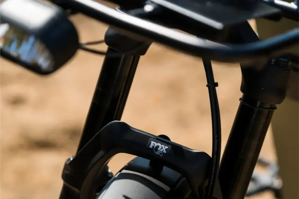 Primer plano de una horquilla delantera de bicicleta con el logotipo de FOX, que muestra los componentes de la suspensión y parte del cuadro: perfecto para tu próxima aventura o paseo GT rohloff.