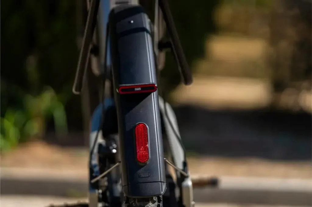 Primer plano del guardabarros trasero y el reflector rojo de una bicicleta eléctrica Riese & Müller Homage5 paso bajo, con un fondo exterior difuminado.