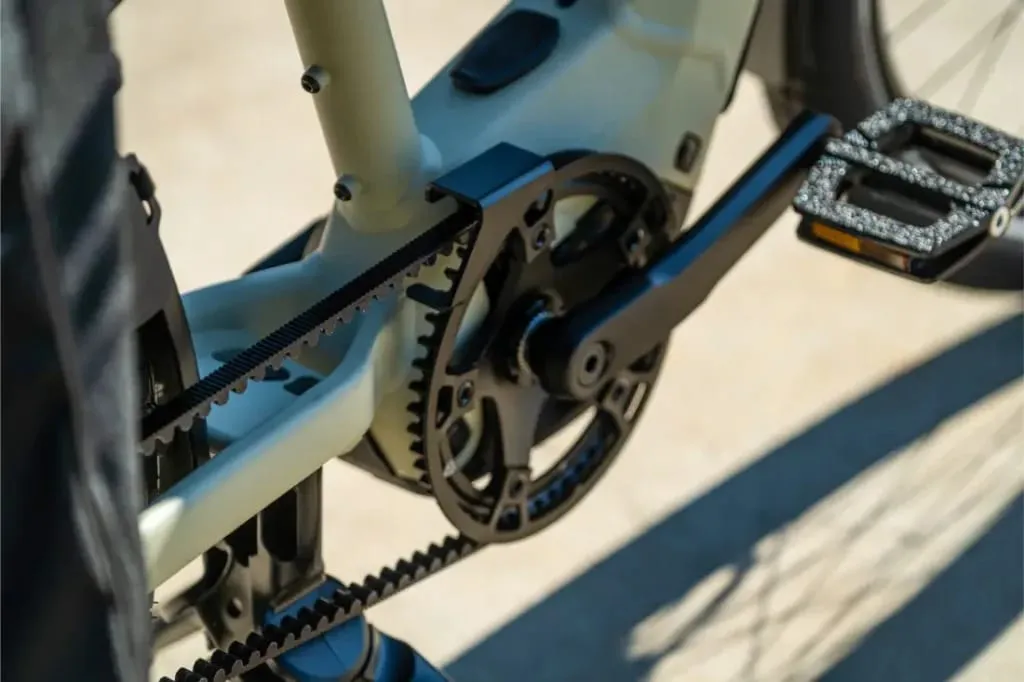 Primer plano de un juego de bielas Riese & Müller Multicharger3 Mixte, transmisión por correa y pedal en una bicicleta eléctrica de color claro, diseñada para máxima carga y rendimiento.