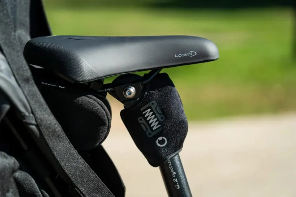 Primer plano de un sillín de bicicleta negro con tija de suspensión con muelle en el exterior, perfecto para la bicicleta de carga Mixte Vario o Riese & Müller Multicharger3.