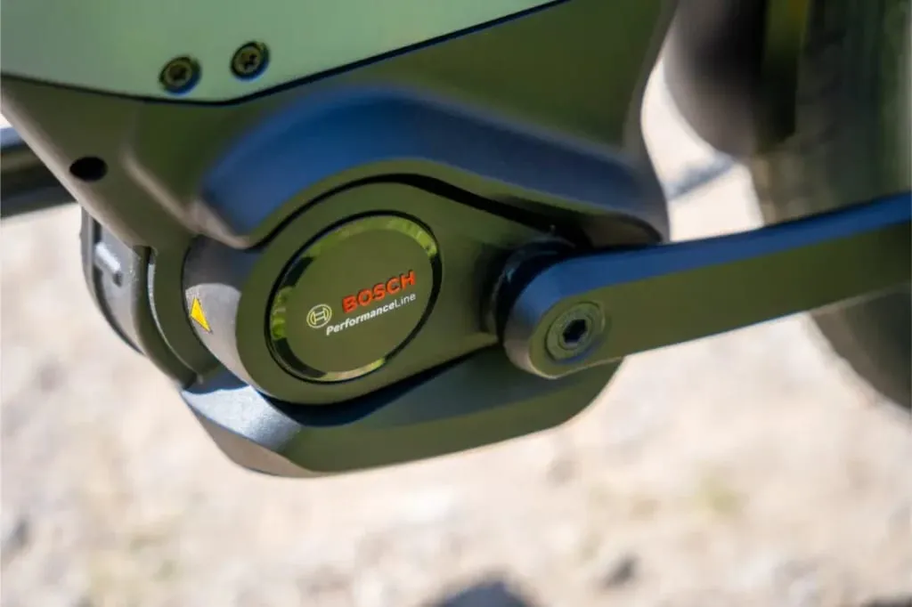 Primer plano de un motor y un brazo de biela de la línea Performance de Bosch en una Nevo5 de Riese & Müller, mostrando la silenciosa tecnología CORE para un lujo accesible.
