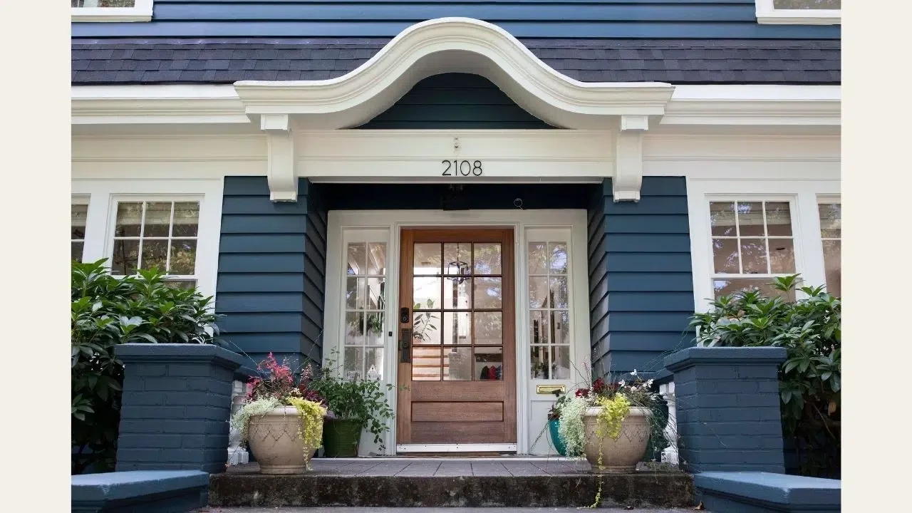 Kombinasi Warna Cat Eksterior Biru Tua Dan Putih Yang Elegan Dan Mewah