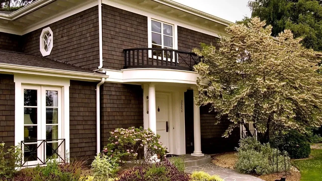 Kombinasi Warna Cat Eksterior Putih Dan Coklat Tua Yang Elegan Dan Mewah