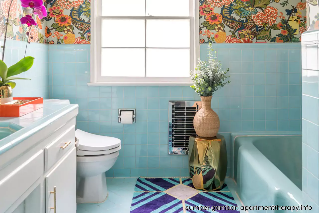 Kamar Mandi Sempit Warna Biru Pastel