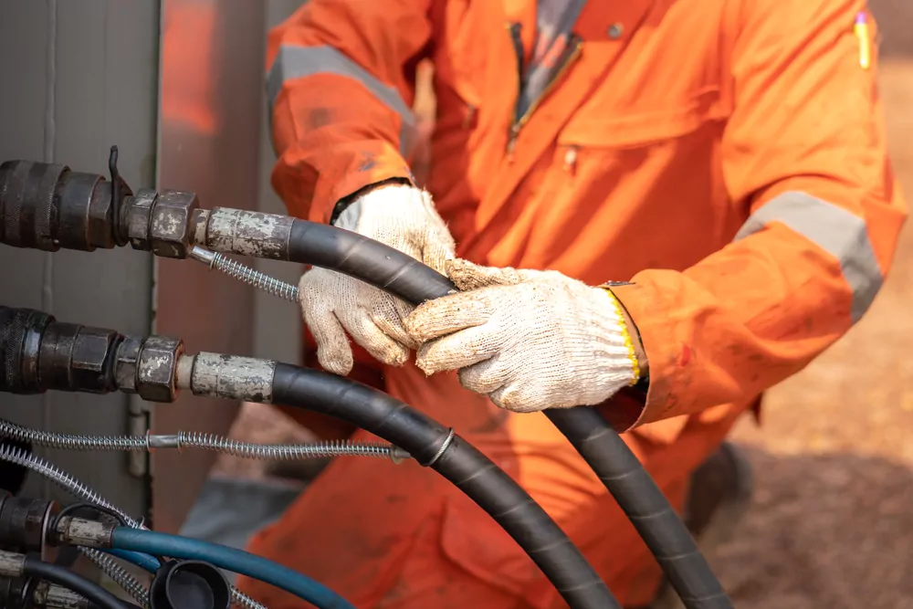 image_Action,Of,Worker,Hand,Is,Connecting,And,Checking,To,High-pressure