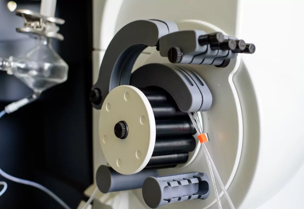 image_Peristaltic,Pump,With,Plastic,Tubes,And,Rollers,Moving.