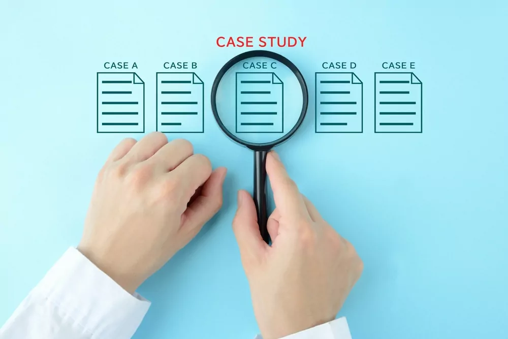 image_Human's,Hand,Using,Magnifying,Glass,And,Report,Pictogram,With,Case