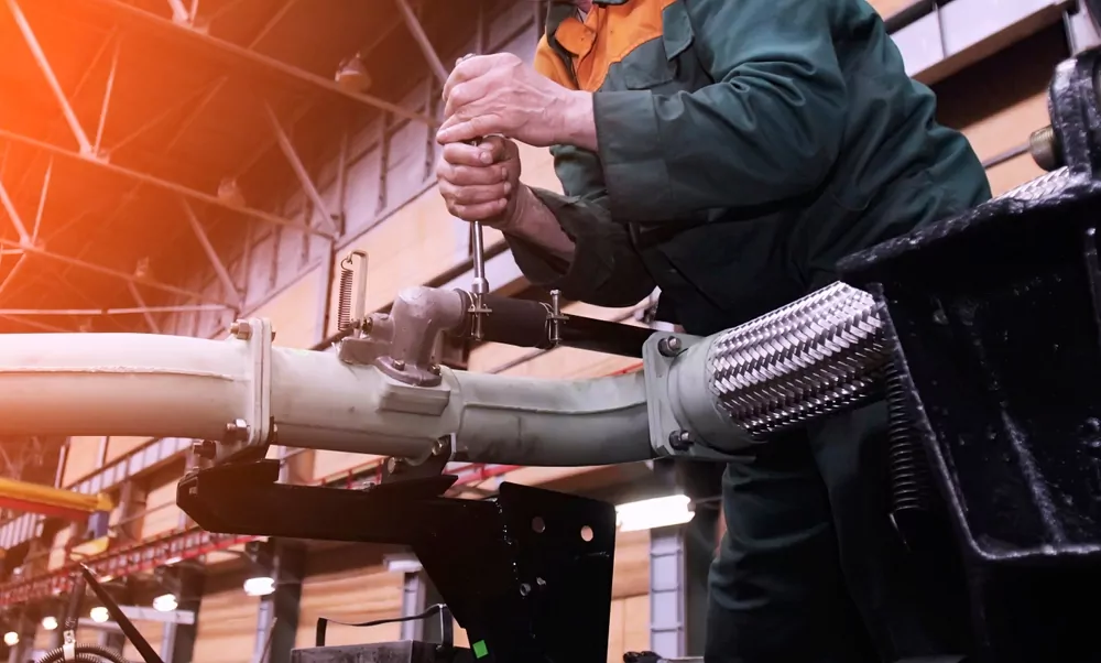 image_Technician,Repairs,Military,Equipment,Using,Tools,In,A,Well-equipped,Manufacturing