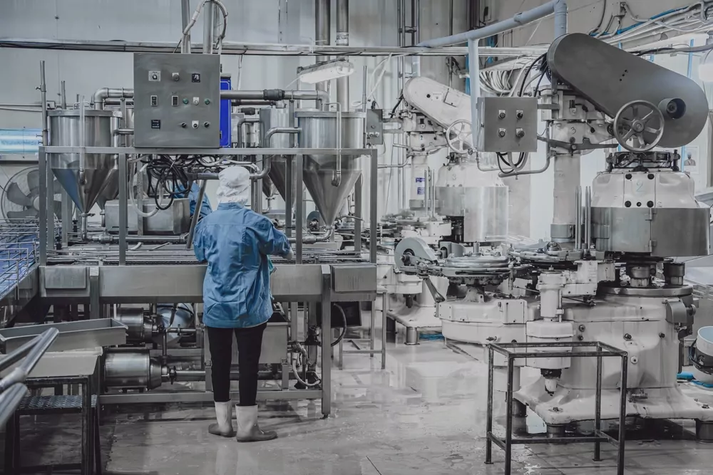 image_Quiet,Factory,,Few,Plant,Worker,Cleaning,Production,Line,Convey,Belt
