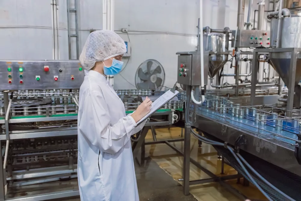 image_Food,Cannery,Industry,Hygiene,Worker,At,Conveyor,Belt,,Canned,Food