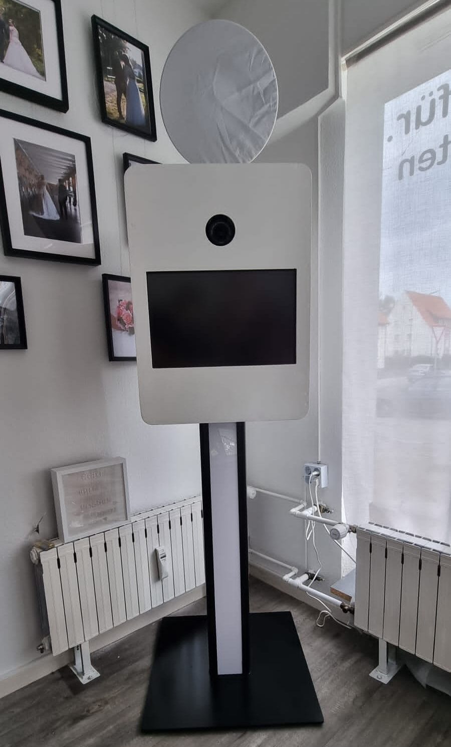 Fotobox Herford — Photobooth mit Requisiten auf einer Party