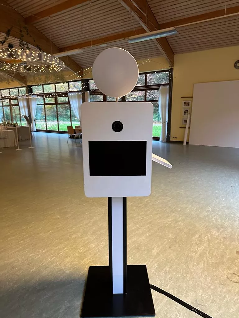Fotobox mieten Gütersloh — Gäste haben Spaß mit Requisiten