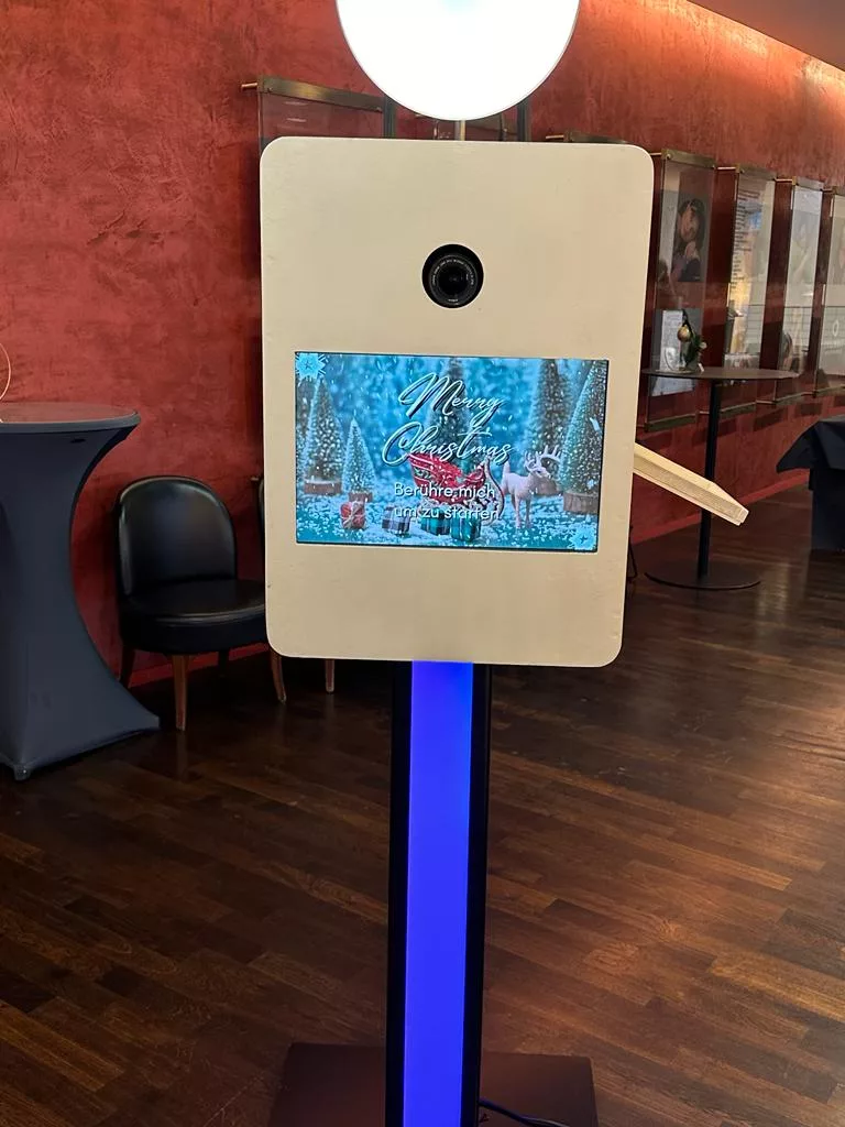 Fotobox mieten Hochzeit — Gäste mit Accessoires vor der Photobooth
