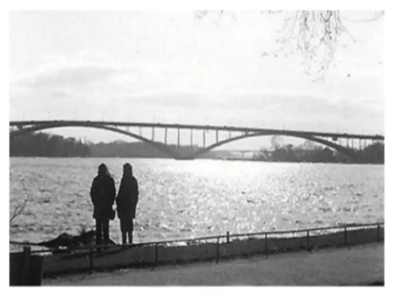 Spandrel deck arch bridge with piers founded in river bed below water