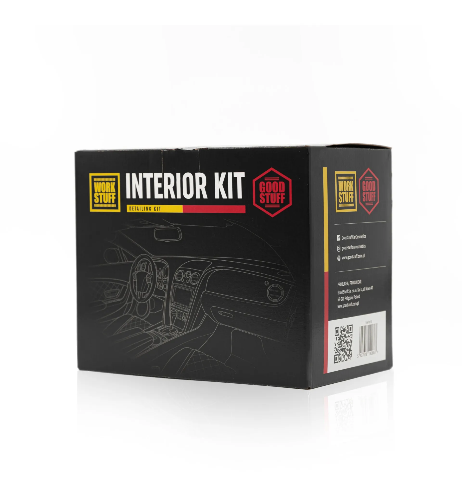 Eine schwarze Schachtel mit der Aufschrift Interior Kit WORK STUFF zeigt die Zeichnung eines Armaturenbretts in einem Auto, mit einem auffälligen gelben und roten Branding, Produktdetails und einem QR-Code auf der Seite.