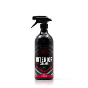 Czarna butelka ze spustem z napisem Interior Cleaner z pogrubionymi białymi literami, z czerwonymi i czarnymi akcentami, przeznaczona do czyszczenia wnętrz samochodów - idealna do produktów do wnętrz i odpowiednia jako środek do czyszczenia skóry.