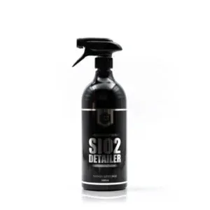 Czarna butelka z rozpylaczem SiO2 Detailer z linii Passion, przeznaczona do auto detailingu i pielęgnacji samochodów, wyposażona jest w dyszę spustową i znajduje się na białym tle.