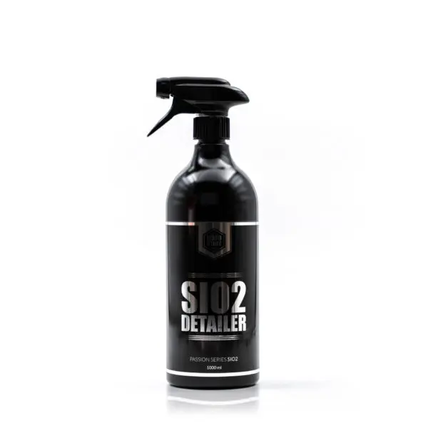 Una botella de spray negra con la etiqueta SiO2 Detailer y texto plateado y blanco, diseñada para el cuidado y el detallado del automóvil, en posición vertical sobre fondo blanco.