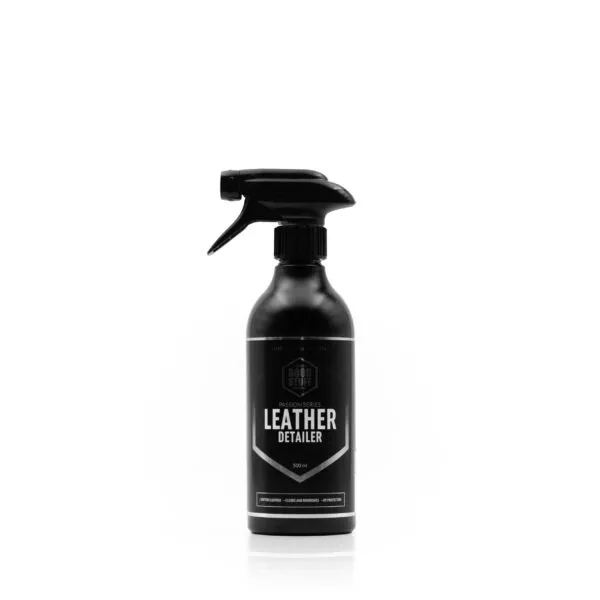 Una botella negra de spray con la etiqueta "Leather Detailer" se encuentra en posición vertical sobre un fondo blanco. La etiqueta es sencilla y monocroma, con texto y gráficos mínimos.